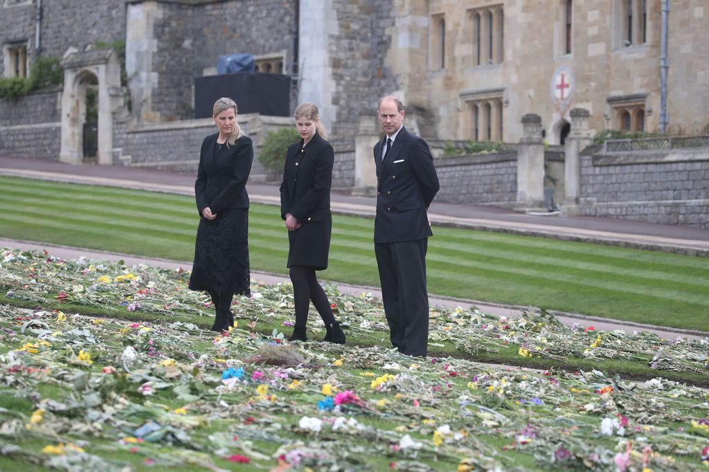 Tras la muerte del duque de Edimburgo, el príncipe Eduardo pasea con su familia entre las flores depositadas en los jardines que rodean a la Capilla de San Jorge del Castillo de Windsor, en abril de 2021