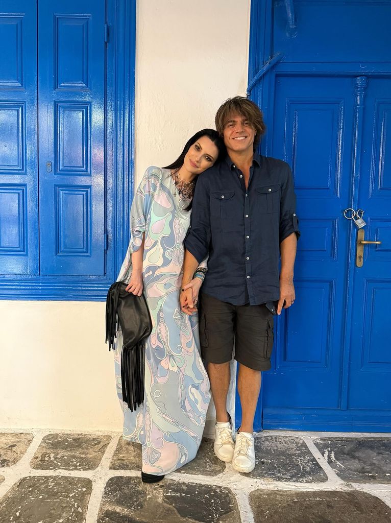 Laura Pausini posó con la carta de su esposo Paolo mientras pasa por Mykonos.
