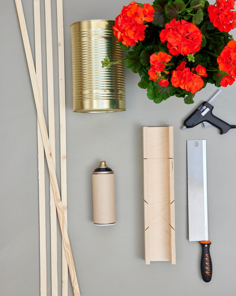 Materiales y herramientas para revestir un macetero con listones de madera