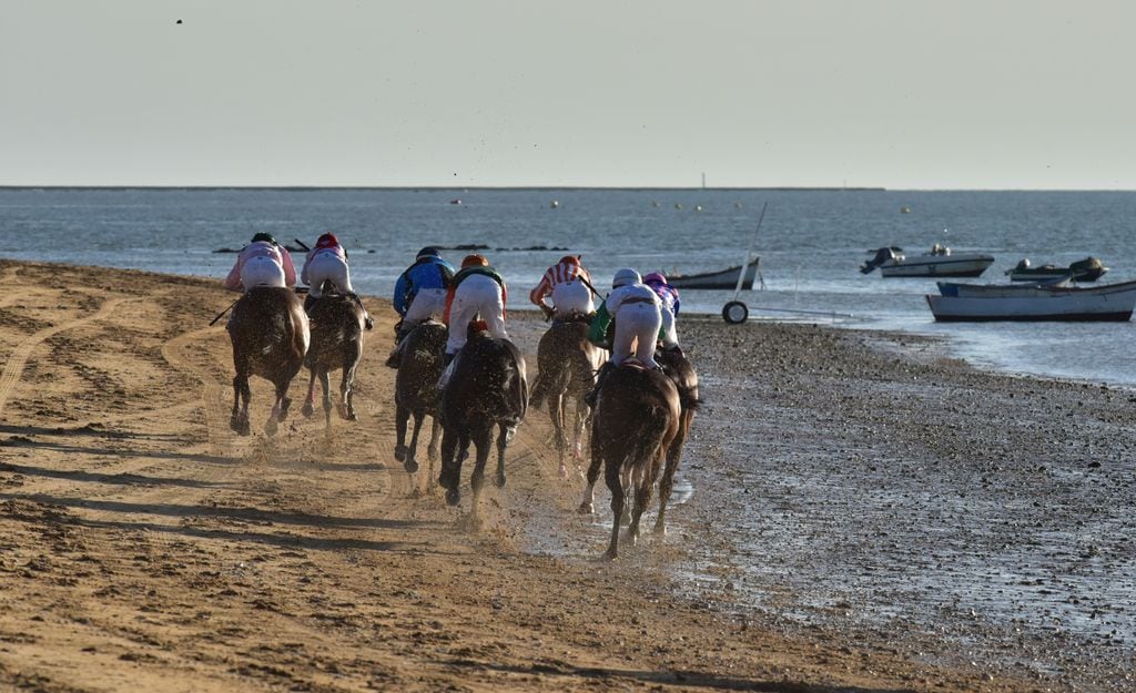 Las carreras de caballos de Sanlúcar de Barrameda, en Cádiz, son uno de los grandes reclamos para disfrutar de los excelentes vinos de la zona.