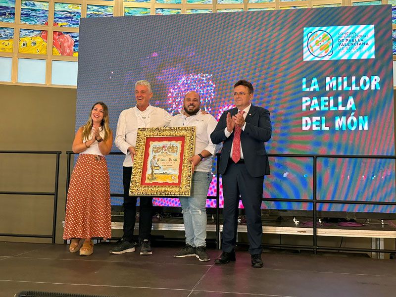 Cocineros del restaurante 'Sequial 20', recogen su premio a la mejor paella