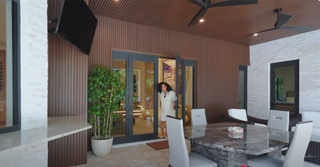 Francisca concluyó su recorrido mostrando un comedor exterior.