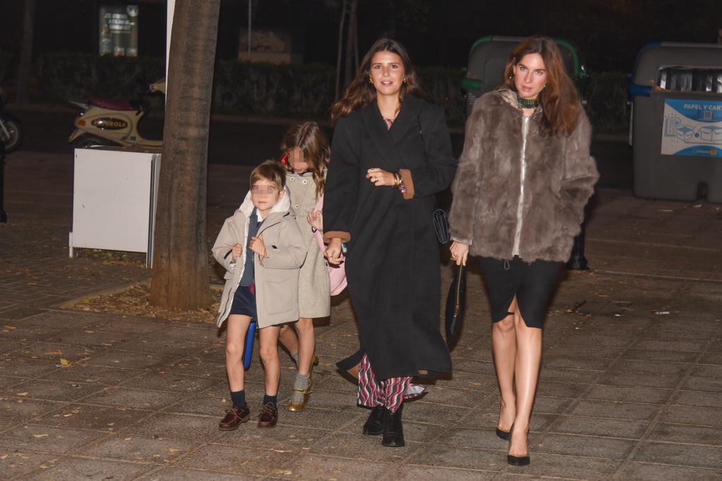 Lourdes Montes con sus hijas, Cayetana y Carmen, y su hijo, Francisco