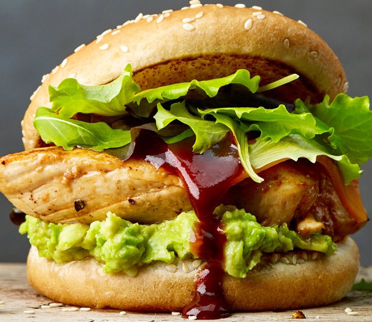 Hamburguesa de pollo y crema de aguacate