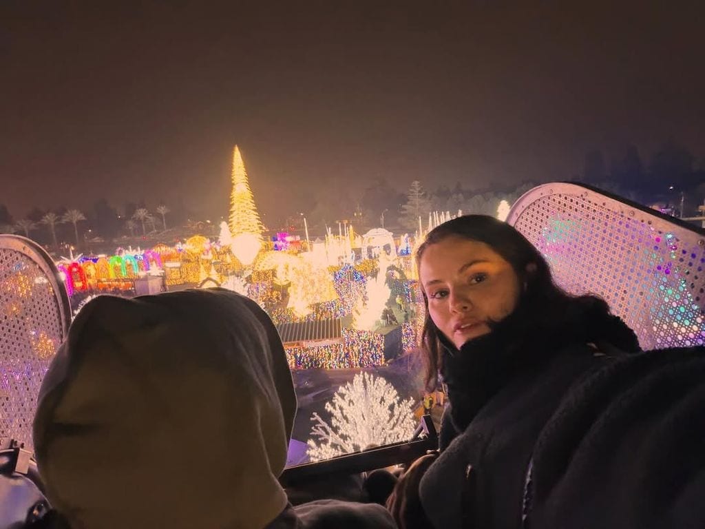 Los dos enamorados, subidos a la noria