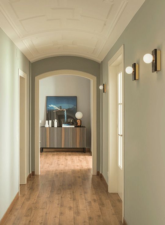 Pasillo iluminado con apliques