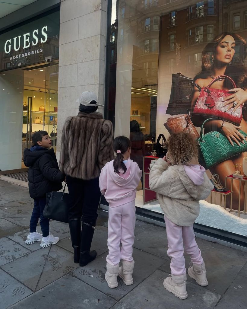 Plano entero de Georgina con sus hijos en Londres