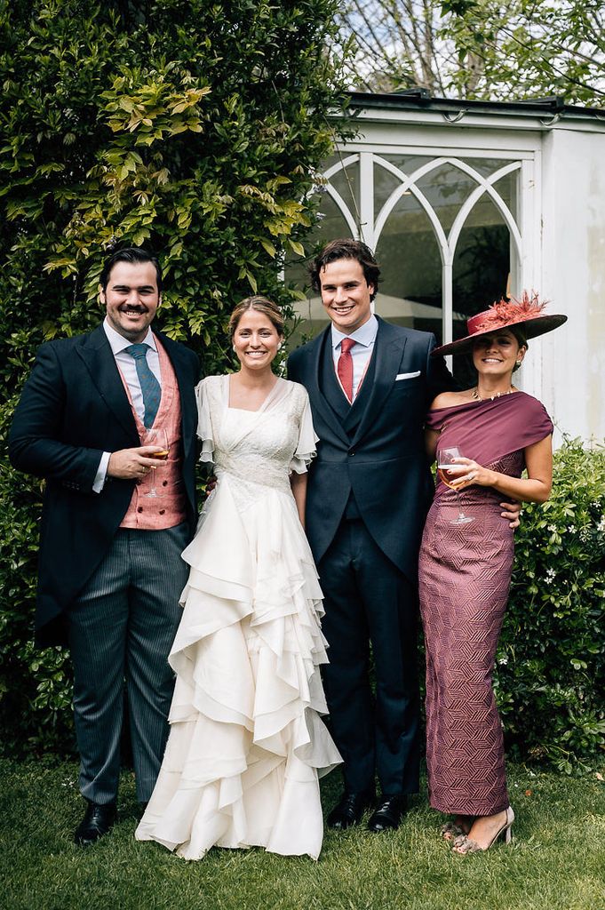 Natalia con vestido de novia de Manuel de Vivar en su boda con Nacho, con sus respectivos hermanos