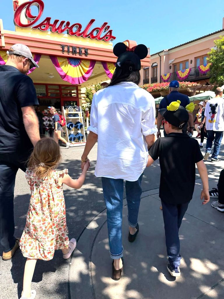 El príncipe Harry y Meghan Markle con sus hijos y su madre, Doria Ragland, en Disneyland