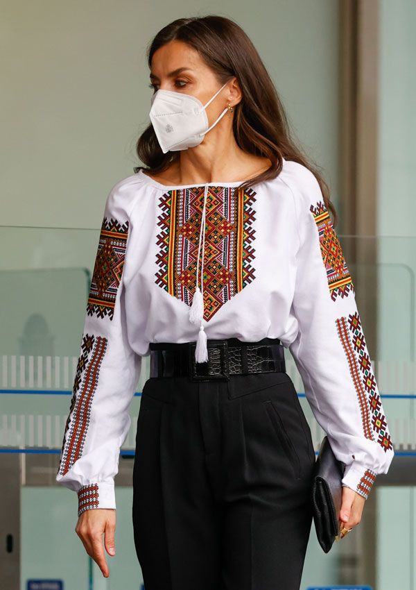 Reina Letizia con la camisa típica ucraniana