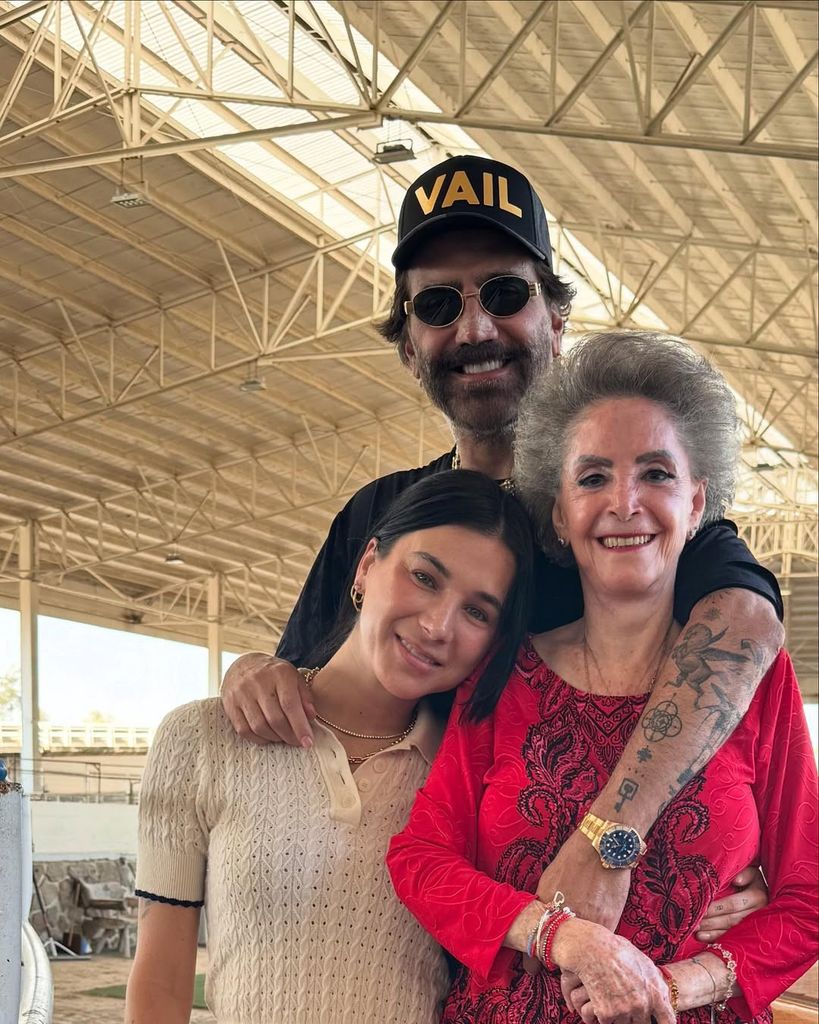 Alejandro Fernández, Karla Laveaga y doña Refugio Abarca
