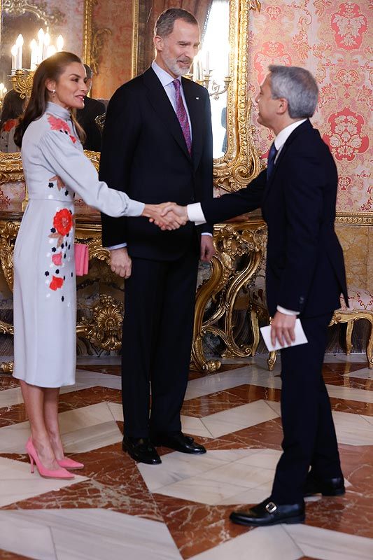 Don Felipe y doña Letizia con Vicente Vallés