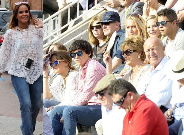 Gloria Ortega con su pareja, Juanki, y su hermano, José Fernando, varias filas más atrás, acudieron a las Ventas para apoyar a Rafael Cerro, a quien apodera su padre, Ortega Cano
