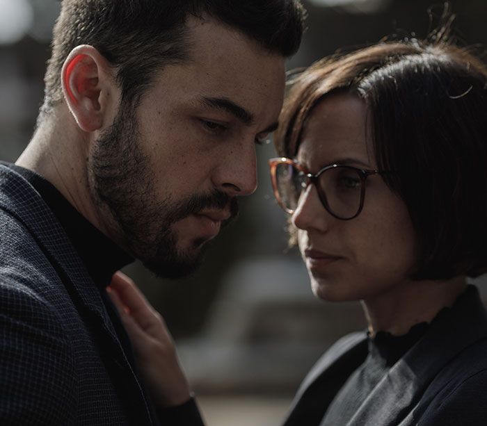 Imagen de 'El Inocente' que muestra al matrimonio formado por Aura Garrido y Mario Casas