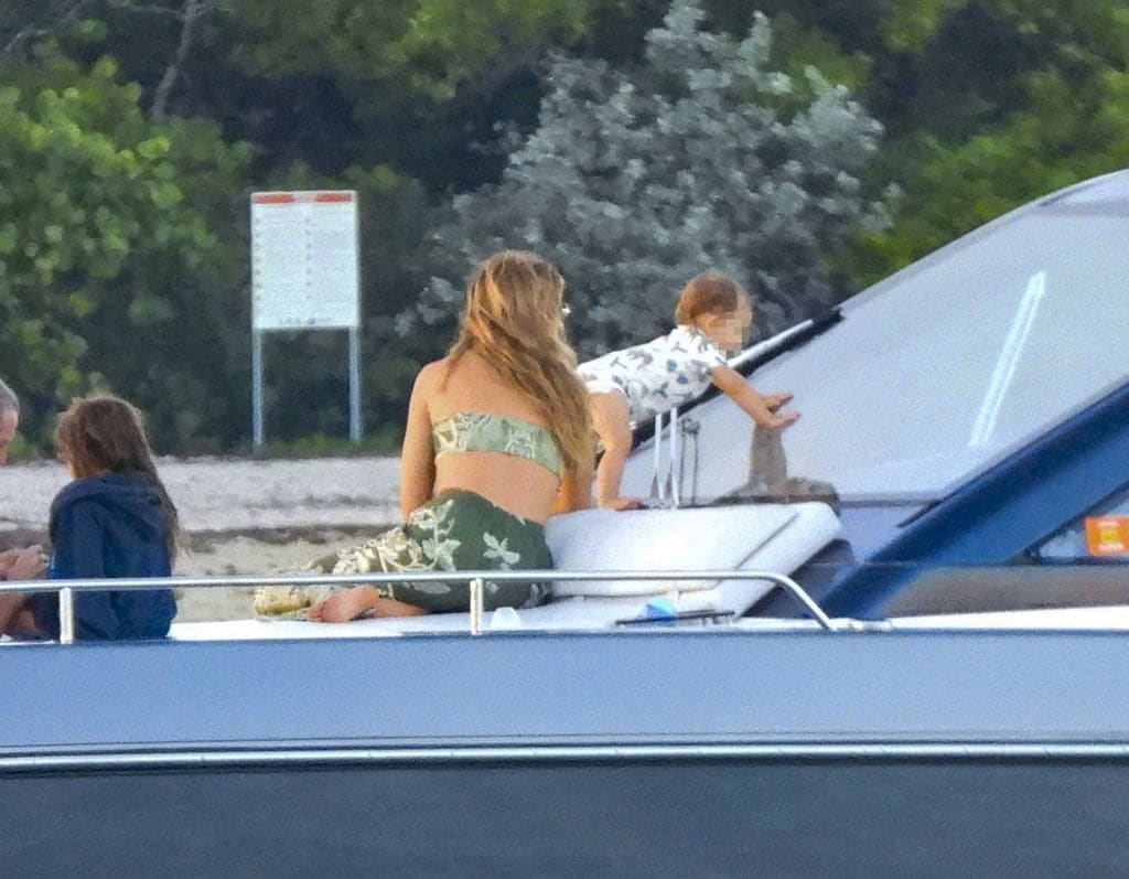 Baby River, el hijo menor de Gisele, dejó ver lo travieso que es. 