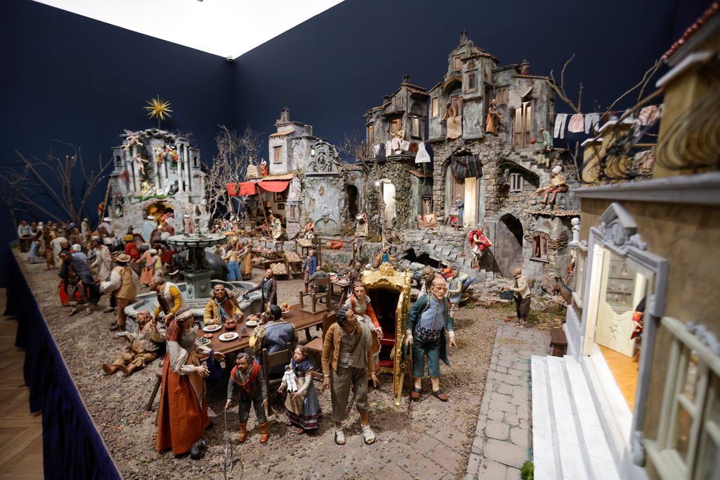 EL PALACIO REAL RECIBE LA NAVIDAD CON UN GRAN BELÉN Y UN ARBOL NAVIDEÑO