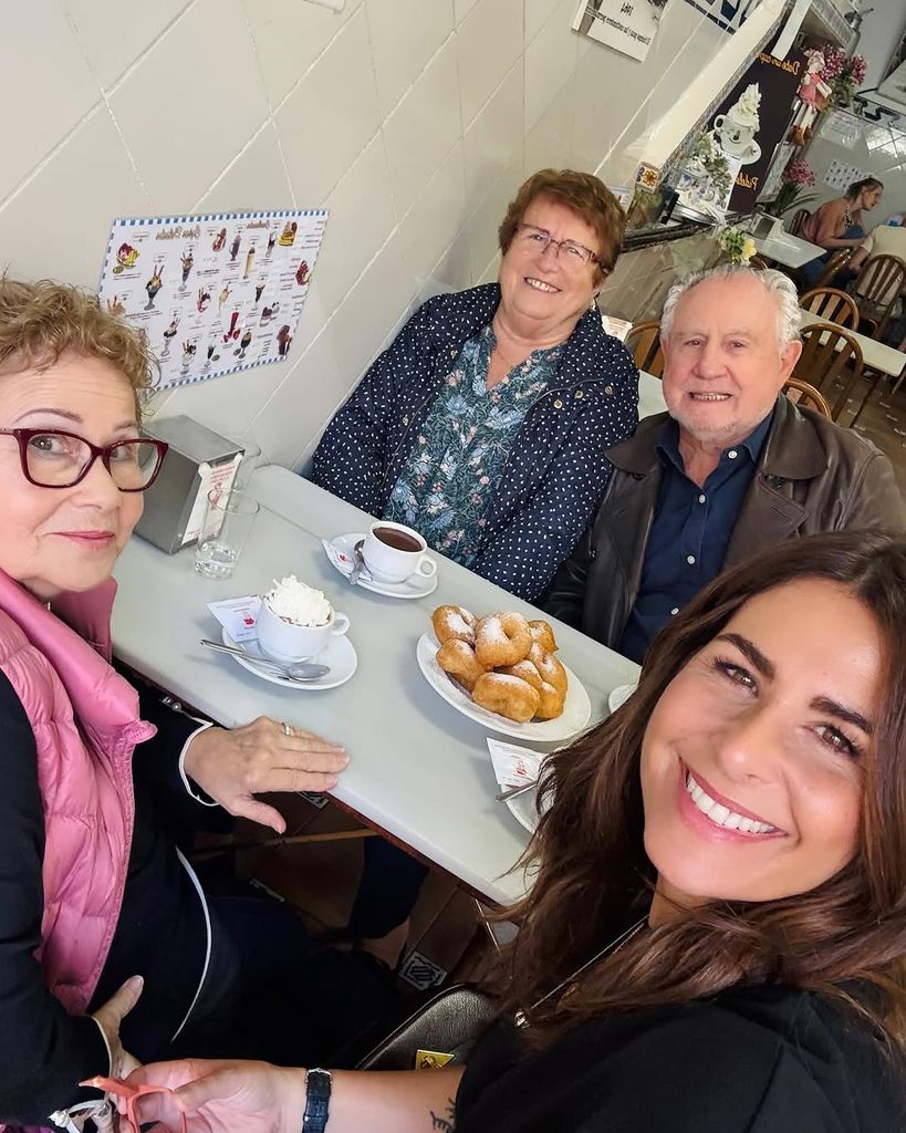Nuria Roca visita a sus padres y su tía en Valencia