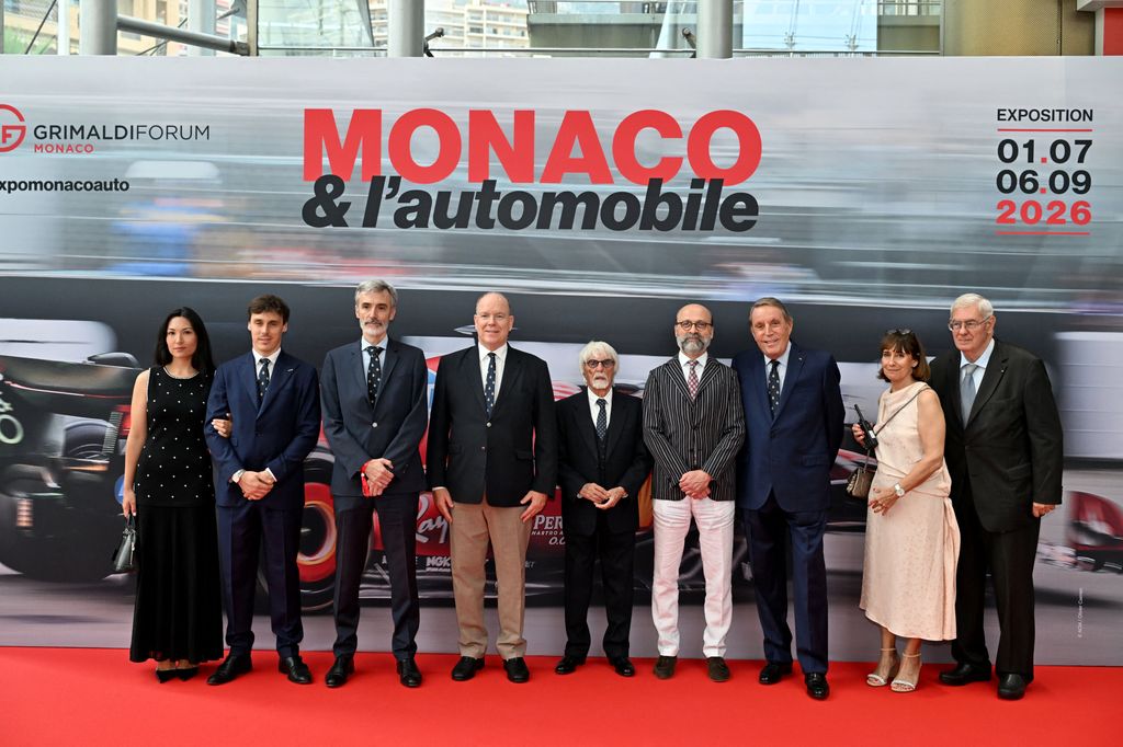 El príncipe Alberto de Mónaco con Louis y Marie Ducruet en la inauguración de la exposición "Mónaco y el Automóvil, de 1893 a nuestros días" el 30 de junio de 2026 en el Grimaldi Forum Monaco
