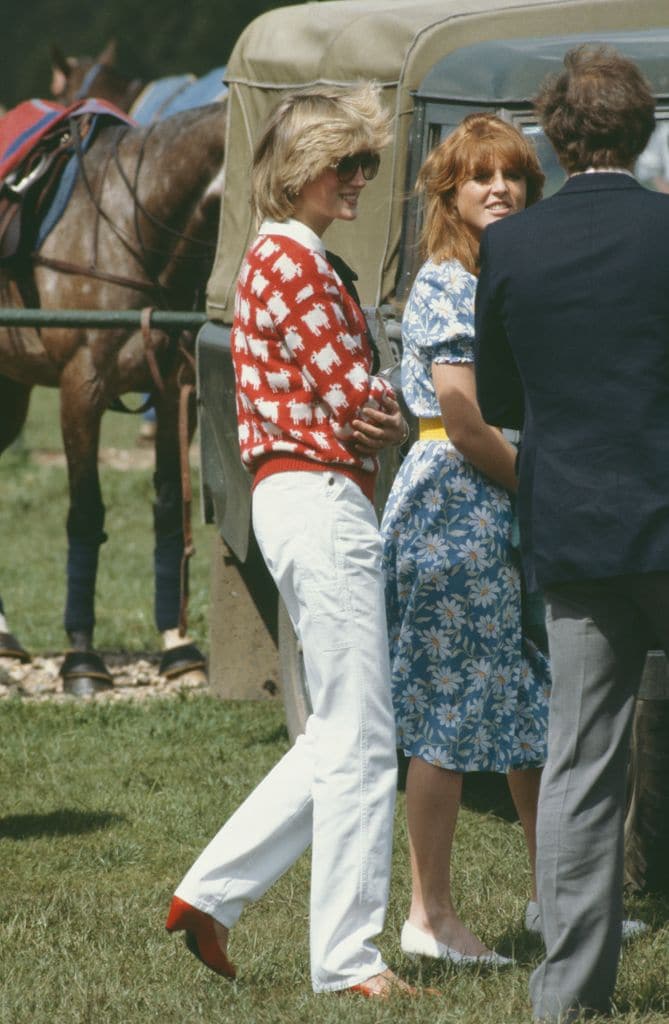 El suéter que se convirtió en pieza insignia de su estilo fue subastado en Sotheby’s por un millón de dólares. 