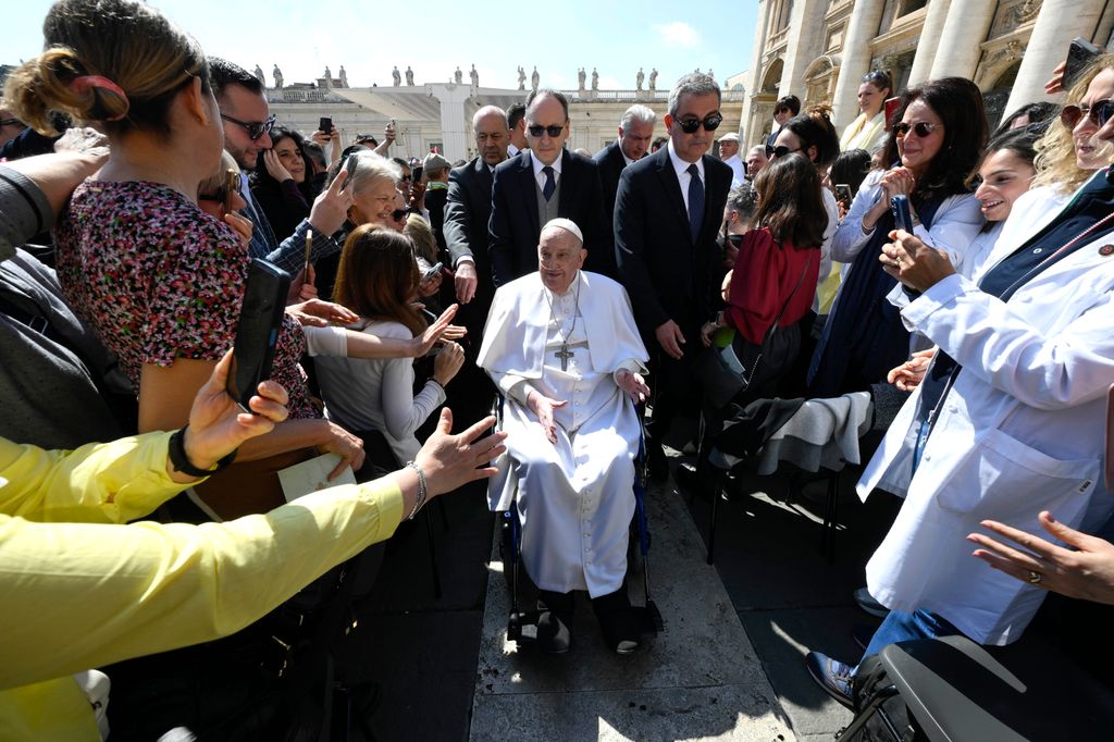 El Papa Francisco se acercó a los fieles presentes en la Plaza de San Pedro para saludarlos