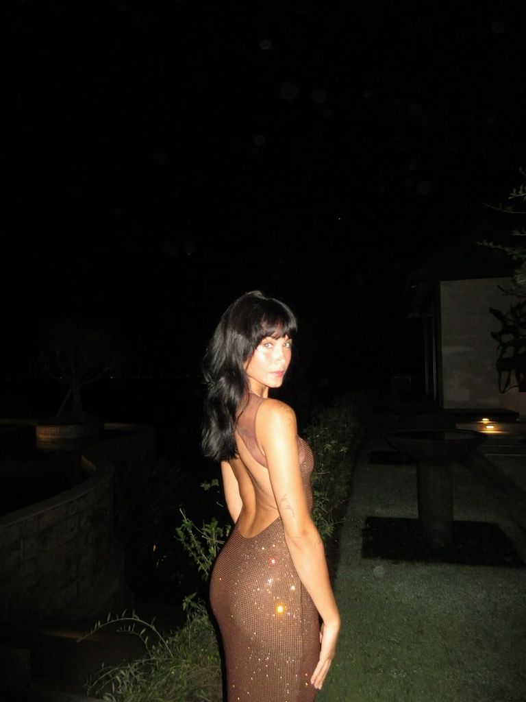 Aitana en Bali con vestido de brillos