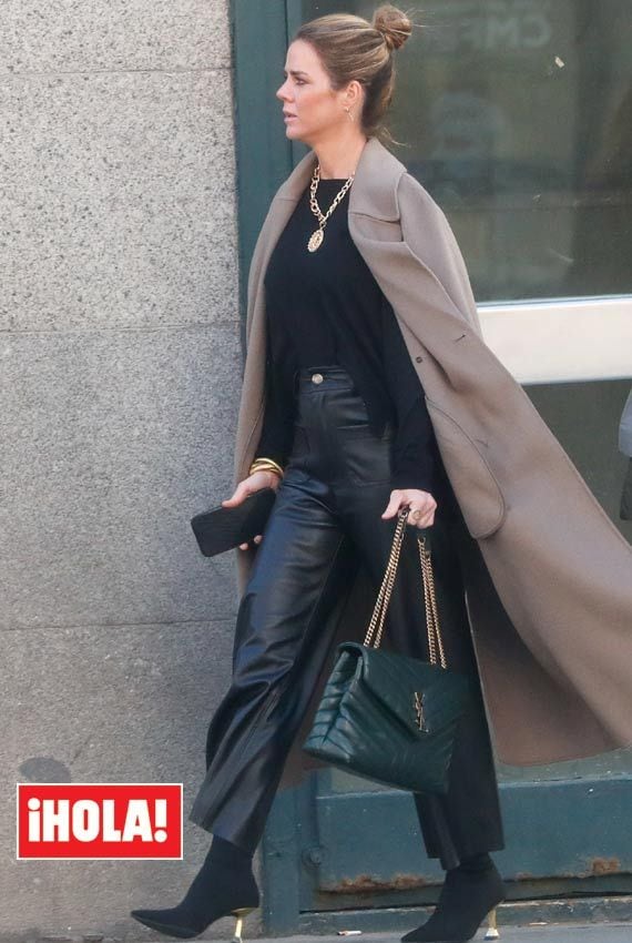 Amelia Bono con pantalones de cuero