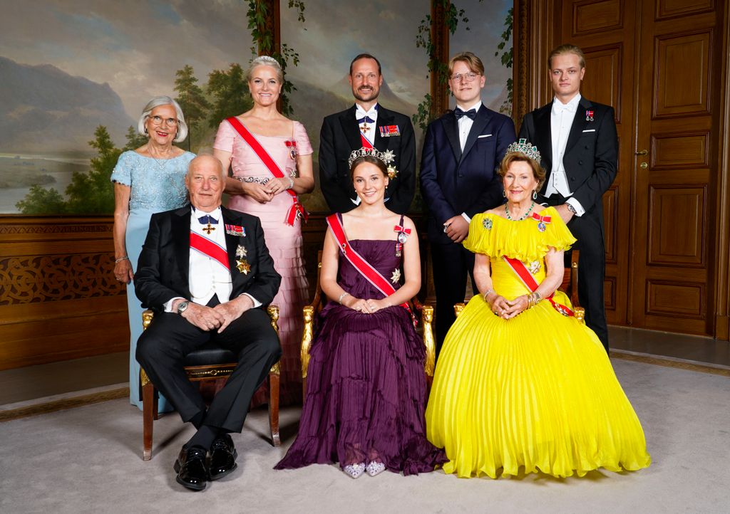 Marit Tjessem, a la izquierda con vestido azul clarito, el día que la princesa Ingrid cumplió la mayoría de edad