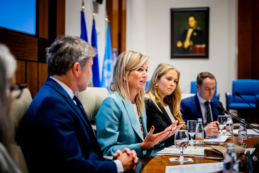 La reina Máxima y la princesa Amalia  llegan a la Corporación Financiera Internacional en Washington D. C.