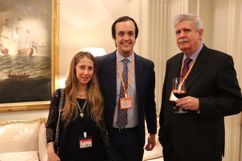 Dña. Leticia Guindo y Olmos, su marido D. Iñigo Castellano y Benlloch, hijo del conde de Fuenclara y D. Alfonso Escrivá de Romaní y Vereterra, conde de Alcubierre.