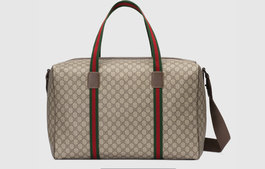 Bolso de lona GG Supreme de Gucci con su icónico monograma.