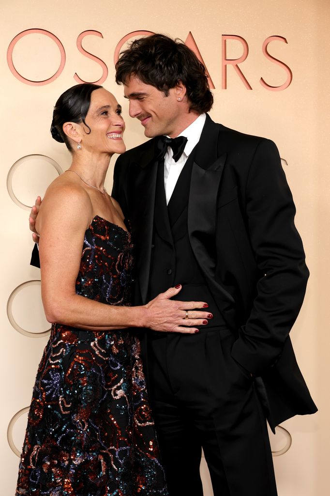 Jacob Elordi con su madre, Melissa Elordi, en los Premios Oscar 2026 celebrados en el Dolby Theatre de Hollywood, California, el 15 de marzo de 2026