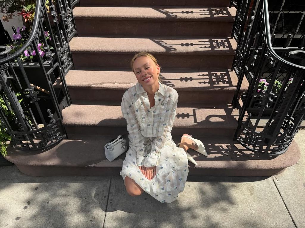 Ester Expósito en Nueva York con look romántico de estilo 'cottagecore', blanco, de lino y con flores.