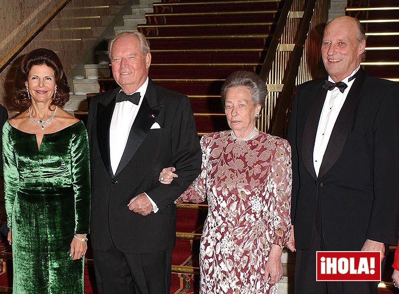 Los Reyes de Suecia junto a la Princesa Ragnhild y Erling