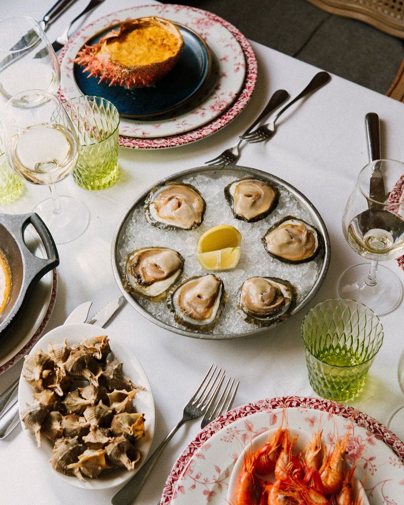 Centollo, ostras, cañaíllas, gambas... los amantes del marisco son muy felices en este restaurante barcelonés. 