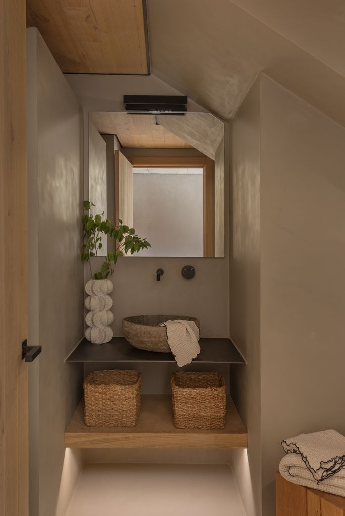 Baño revestido con microcemento y estilo rústico moderno.