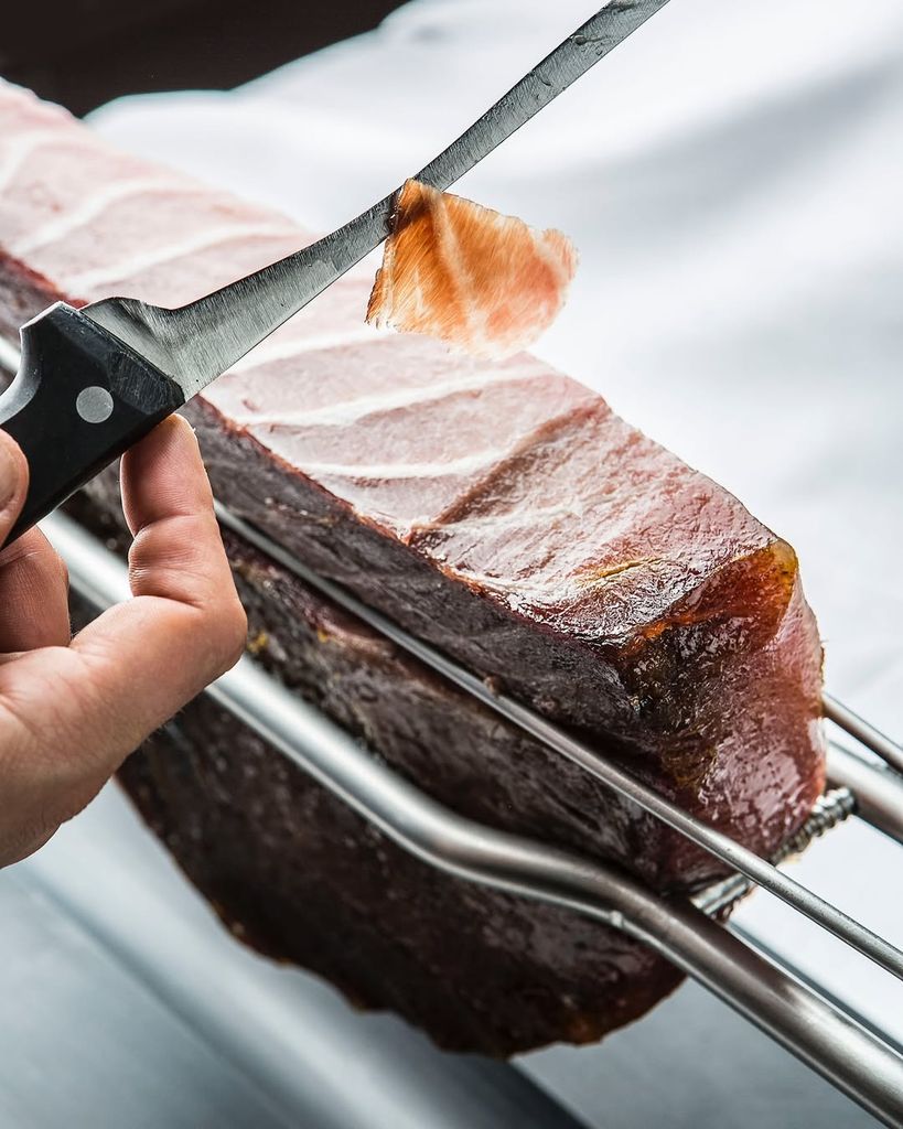 El 'jamón del mar' está elaborado con ventresca de atún y se corta igual que el ibérico, en lonchas muy finas.