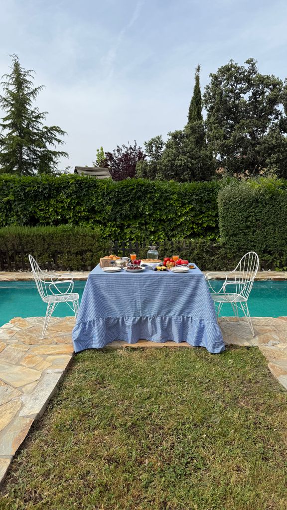 Vistas a la piscina de la casa a las afueras de Madrid