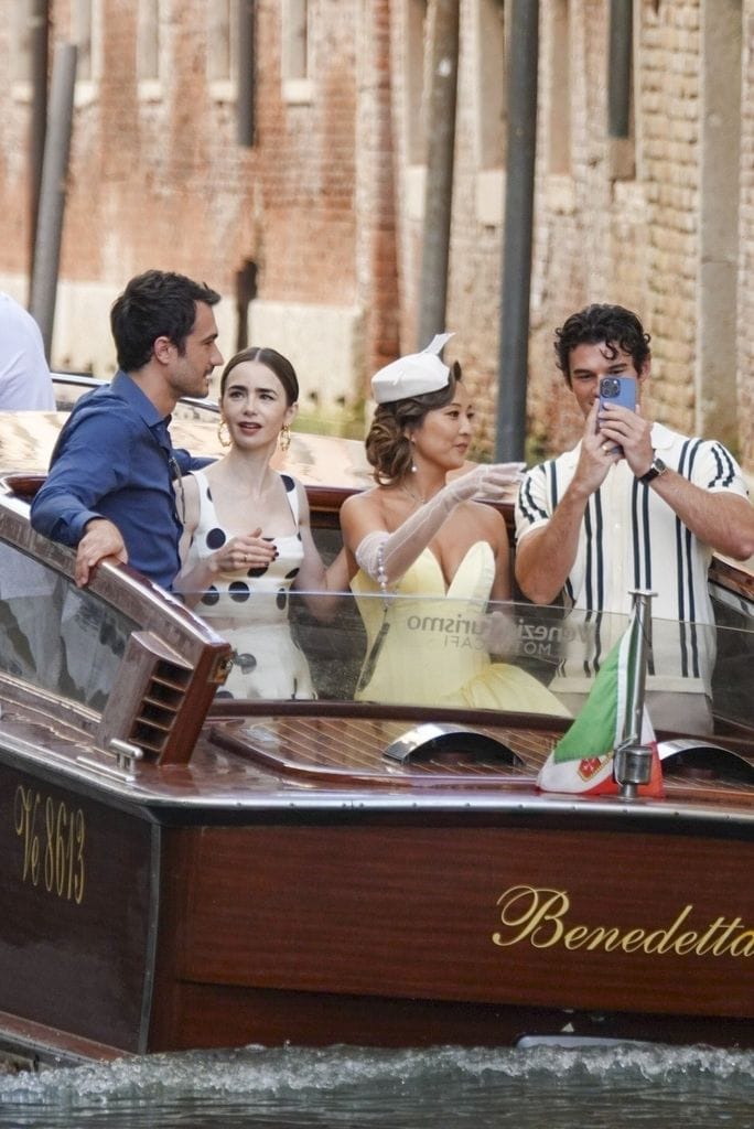 Lily Collins luce muy sofisticada en el rodaje de Emily in Paris.