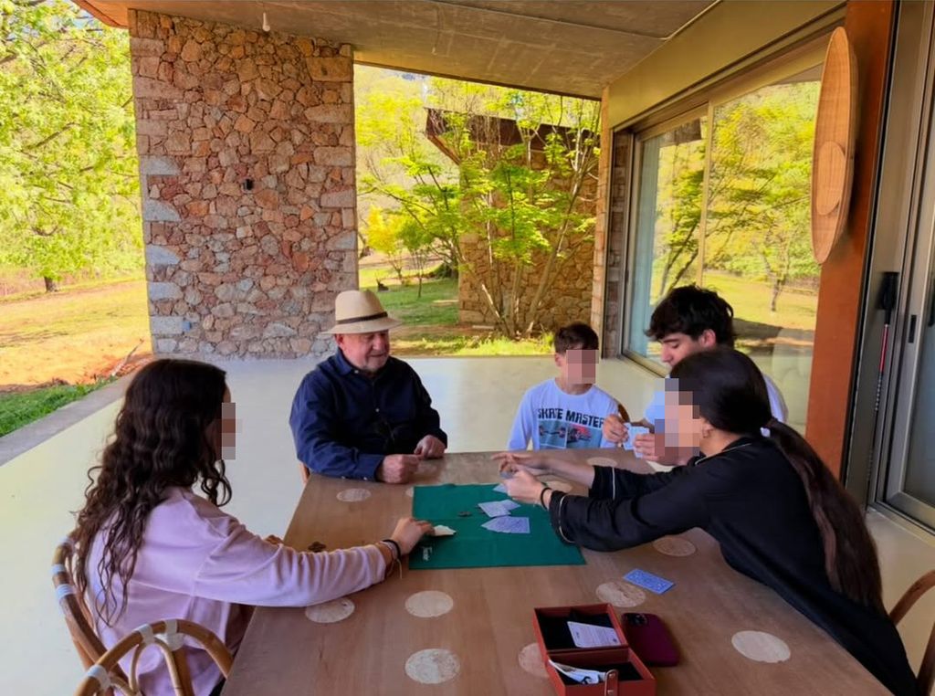 Jugando con sus nietos a las cartas
