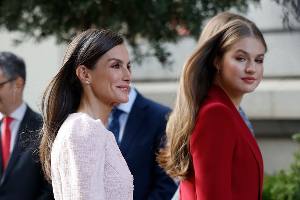 La reina Letizia, la princesa Leonor con el pelo suelto en la imposición del Toisón de Oro