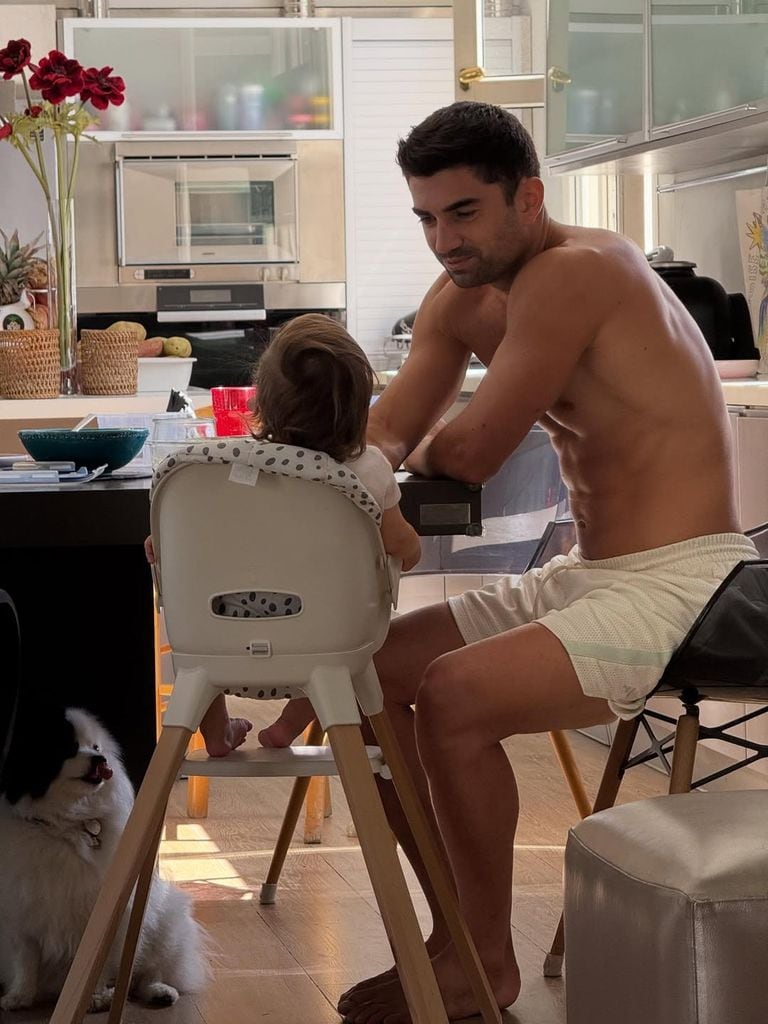 Enzo dando de comer a una de sus hijas