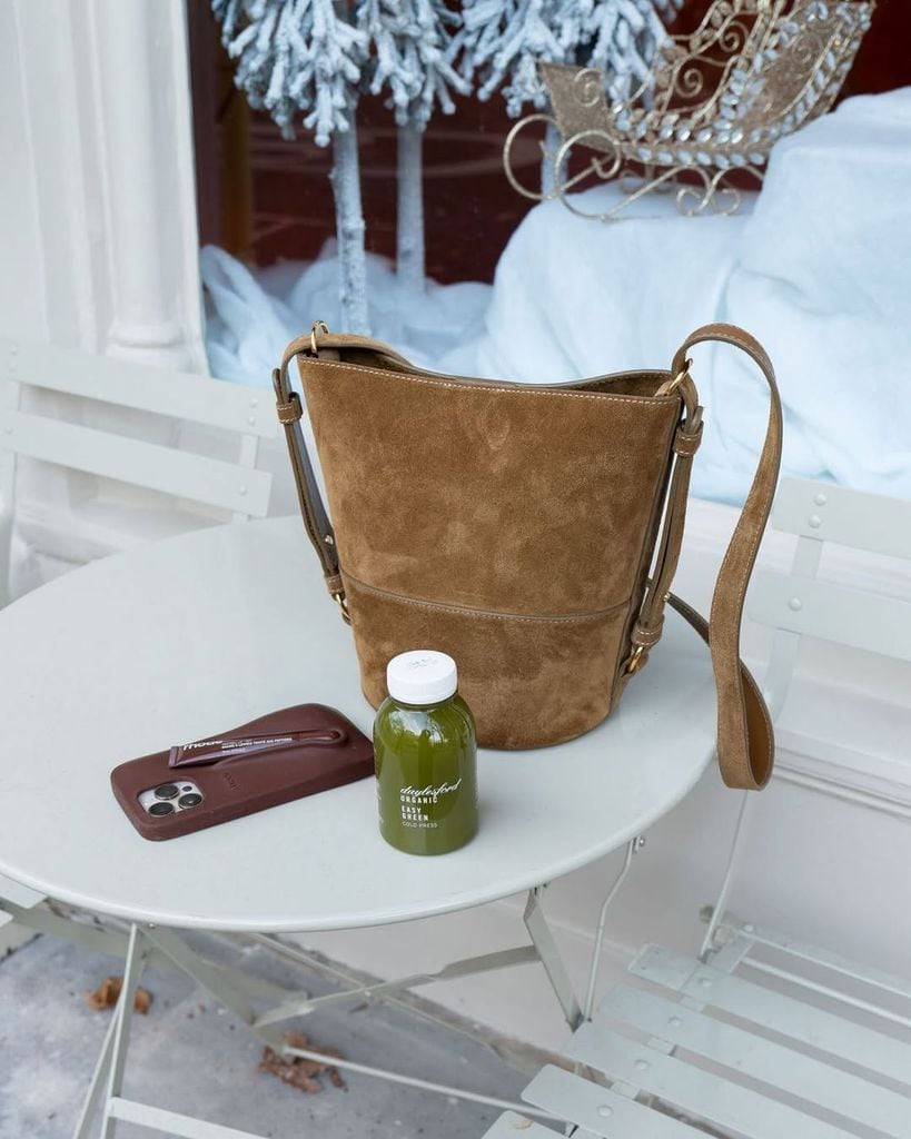 Claudia Schiffer en Londres con look navideño.