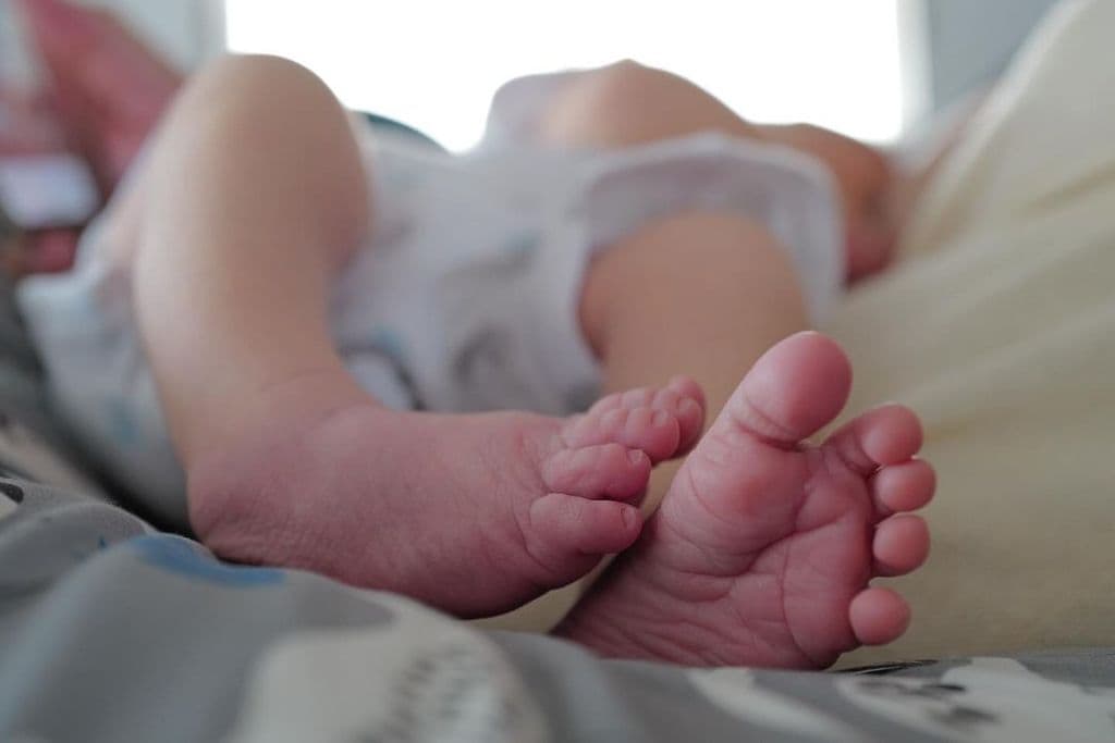 El pequeño Milo, hijo de los actores Matías Novoa y Michele Renaud, ha nacido en España