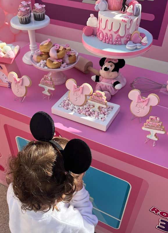 La pequeña se puso orejitas de Minnie dutrante su fiesta