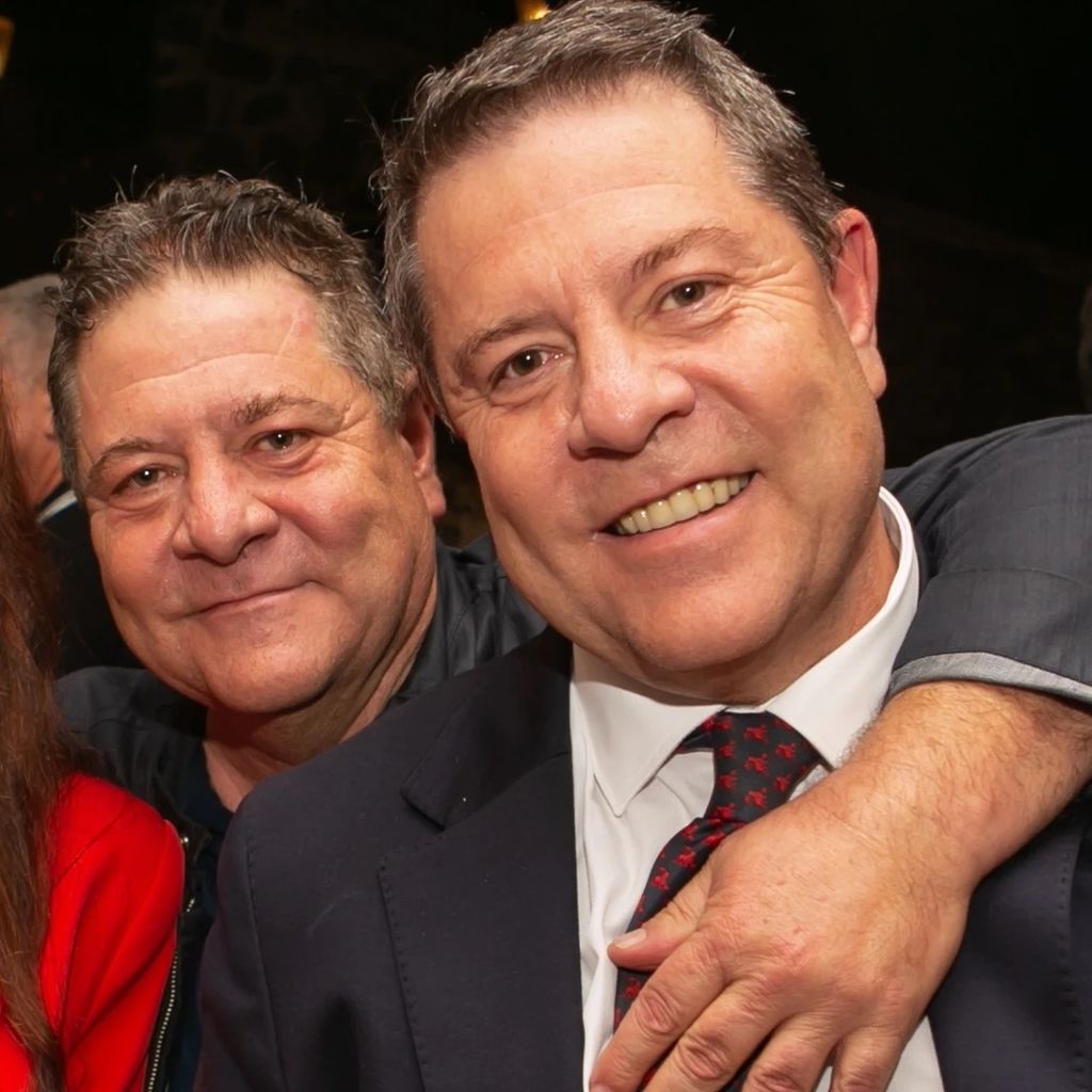 Emiliano García-Page junto a su hermano gemelo, Javier García-Page