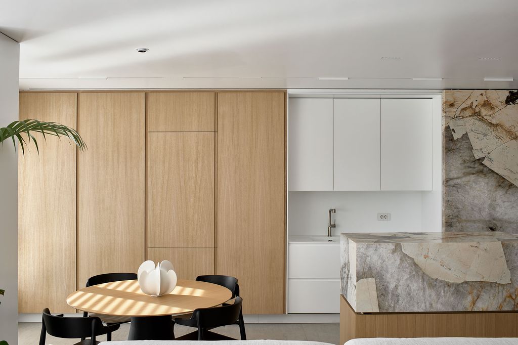 Frente de armarios de madera, blanco y piedra