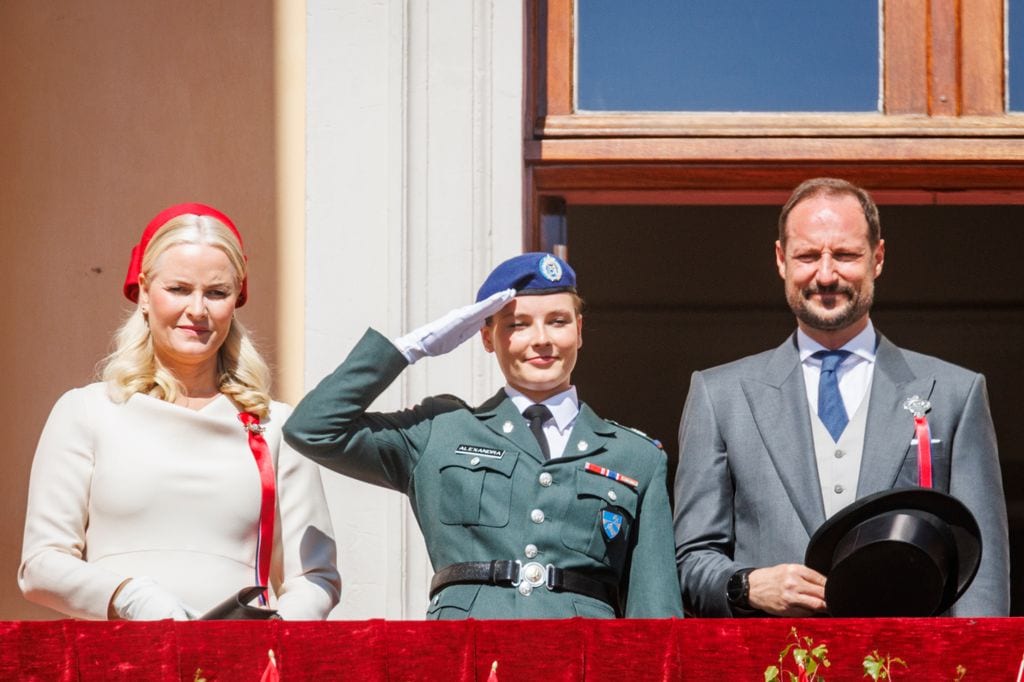 Ingrid de Noruega con sus padres el príncipe Haakon y la princesa Mette-Marit el 17 de mayo de 2024, día Nacional de Noruega 