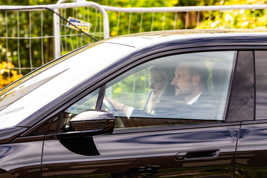 La princesa Mette-Marit y el príncipe heredero Haakon dejaron el Hospital Universitario de Oslo tras visitar al rey Harald.