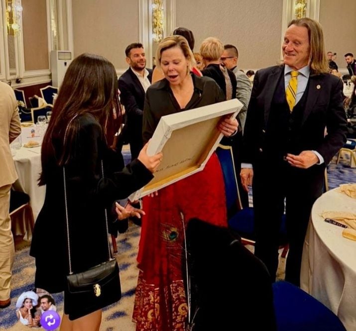 Durante la ceremonia, la princesa Kalina recibió un 
retrato de la colección 'Queens, del célebre pintor Georgio Andonov