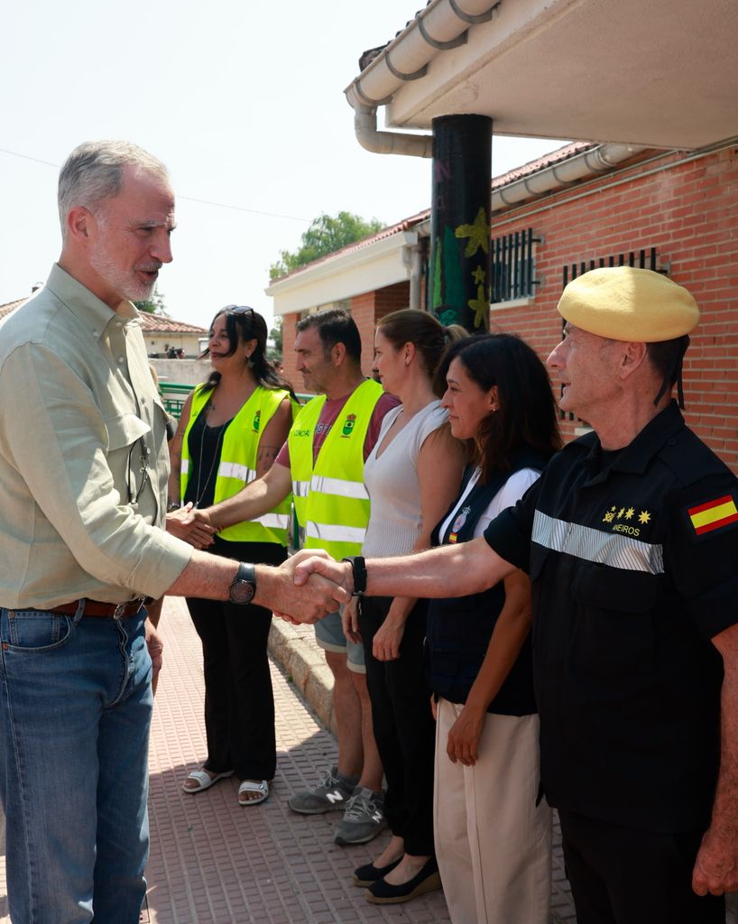 El Rey saludando a los efectivos militares, civiles... que participan en la protección de la población
